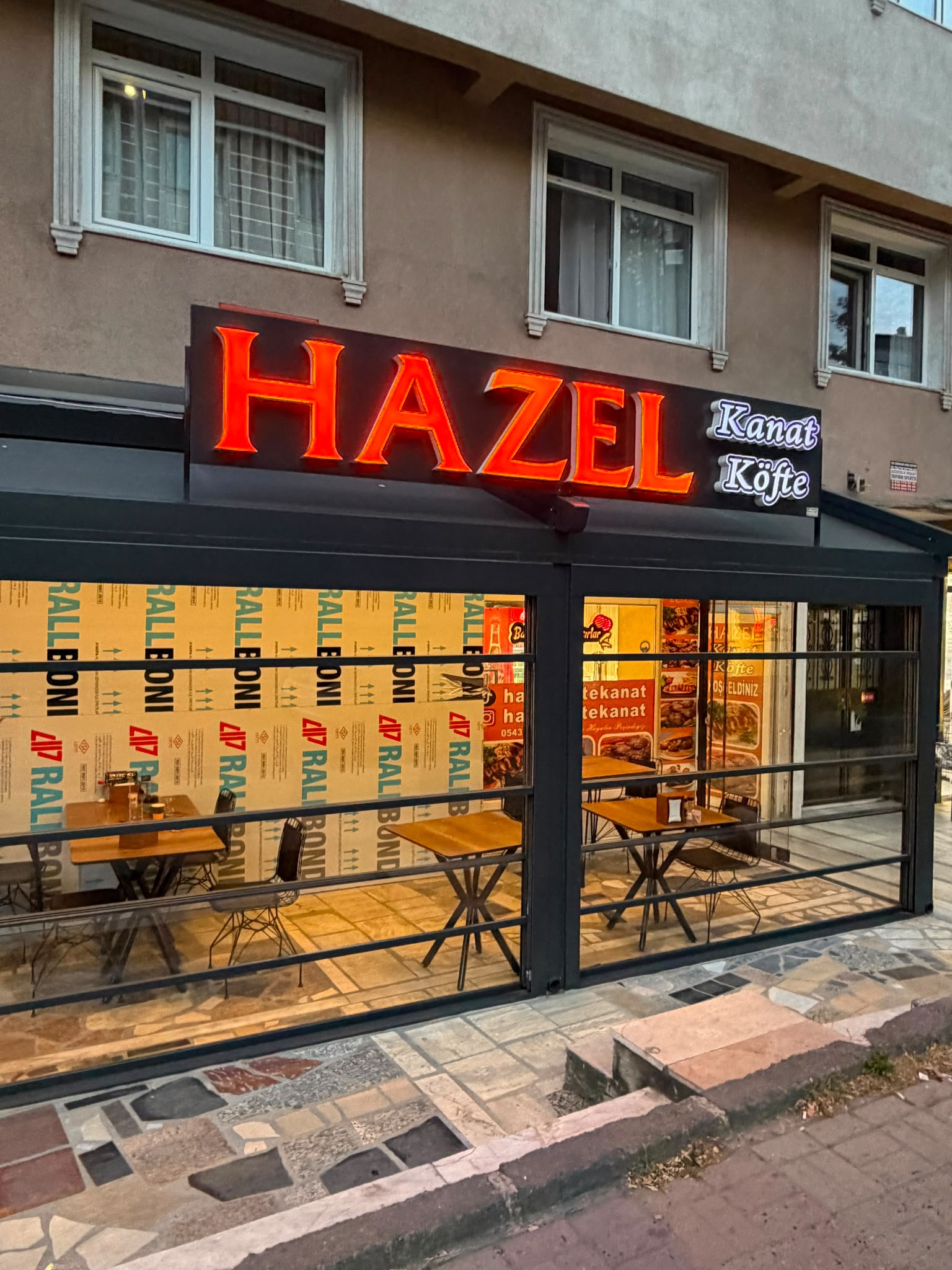 Hazel Köfte & Kanat restoranının dış cephesi